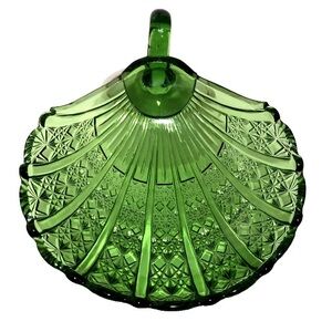 Vintage Green Glass Shell-Shaped Nappy Dish